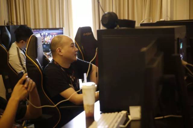 Elk 的伤害在中路和中学是爆炸性的，而 knight 的石头砸精确。 Bilibili Gaming 拿下了第一场比赛。